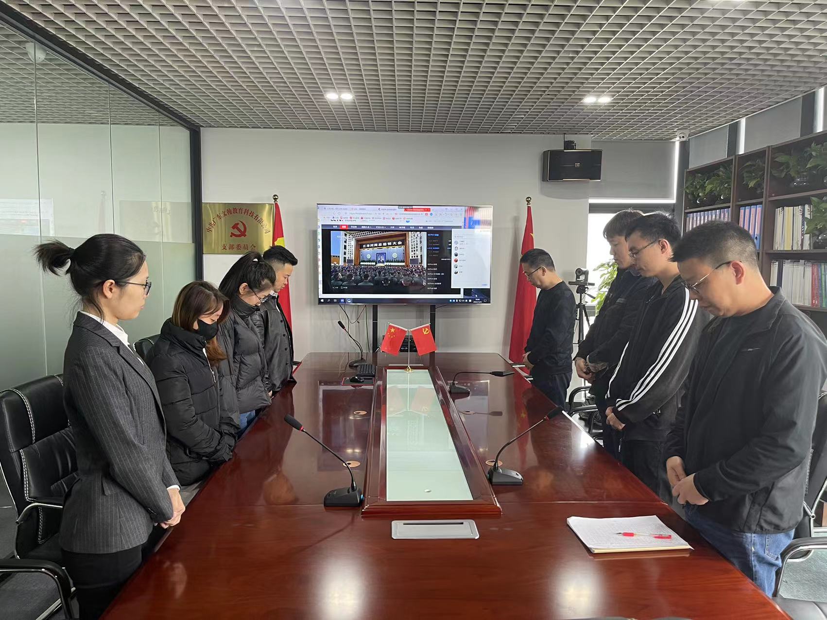 缅怀功绩 继承遗志 团结奋斗
