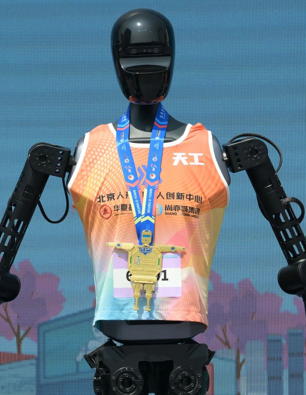 全球首个冠军！2小时40分，比预期快30分钟！广东“七剑客”之一优必选是背后大股东