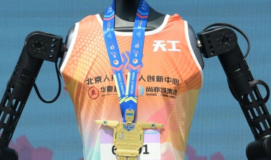 全球首个冠军！2小时40分，比预期快30分钟！广东“七剑客”之一优必选是背后大股东